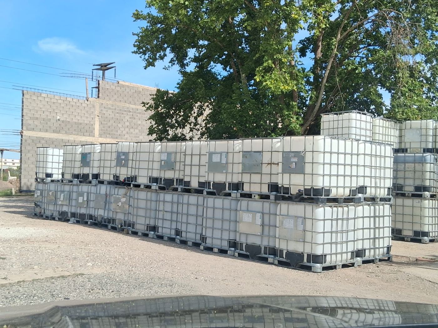 Hilera de bins IBC en stock en el predio