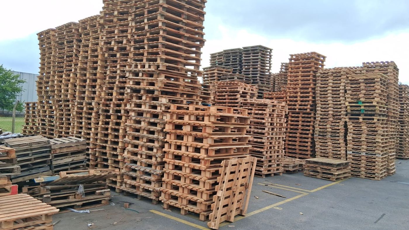 Pallets de madera descartables apilados