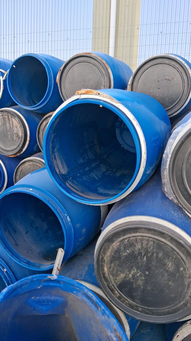 Tambores azules de boca ancha con aro metálico